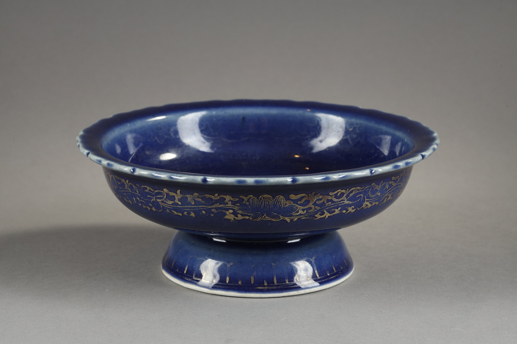 Stem-dish in blue monochrome porcelain decorated with gold rinks and interior landscape 
( gold used)
China, 18th century
